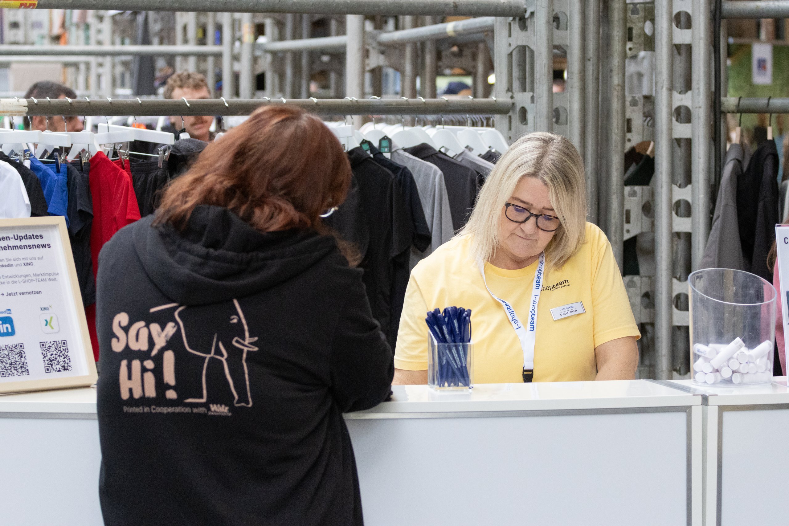 Gespräch an einem Stand auf einer Messe