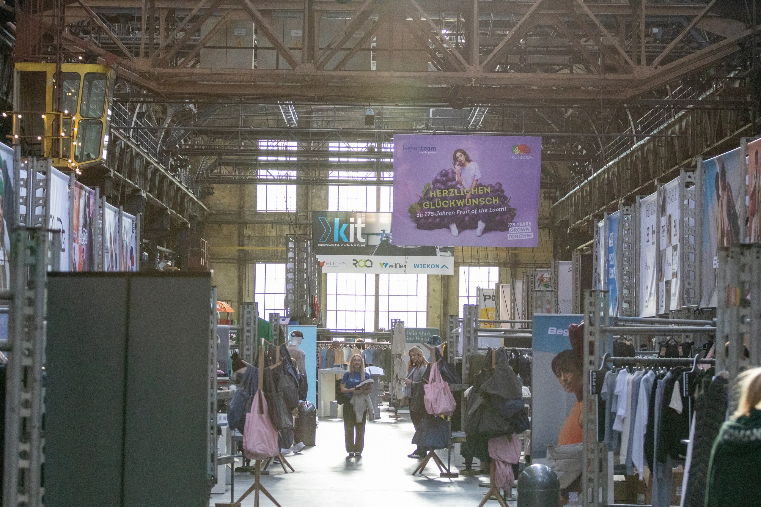 Aussteller und Besucher in einer Industriehalle
