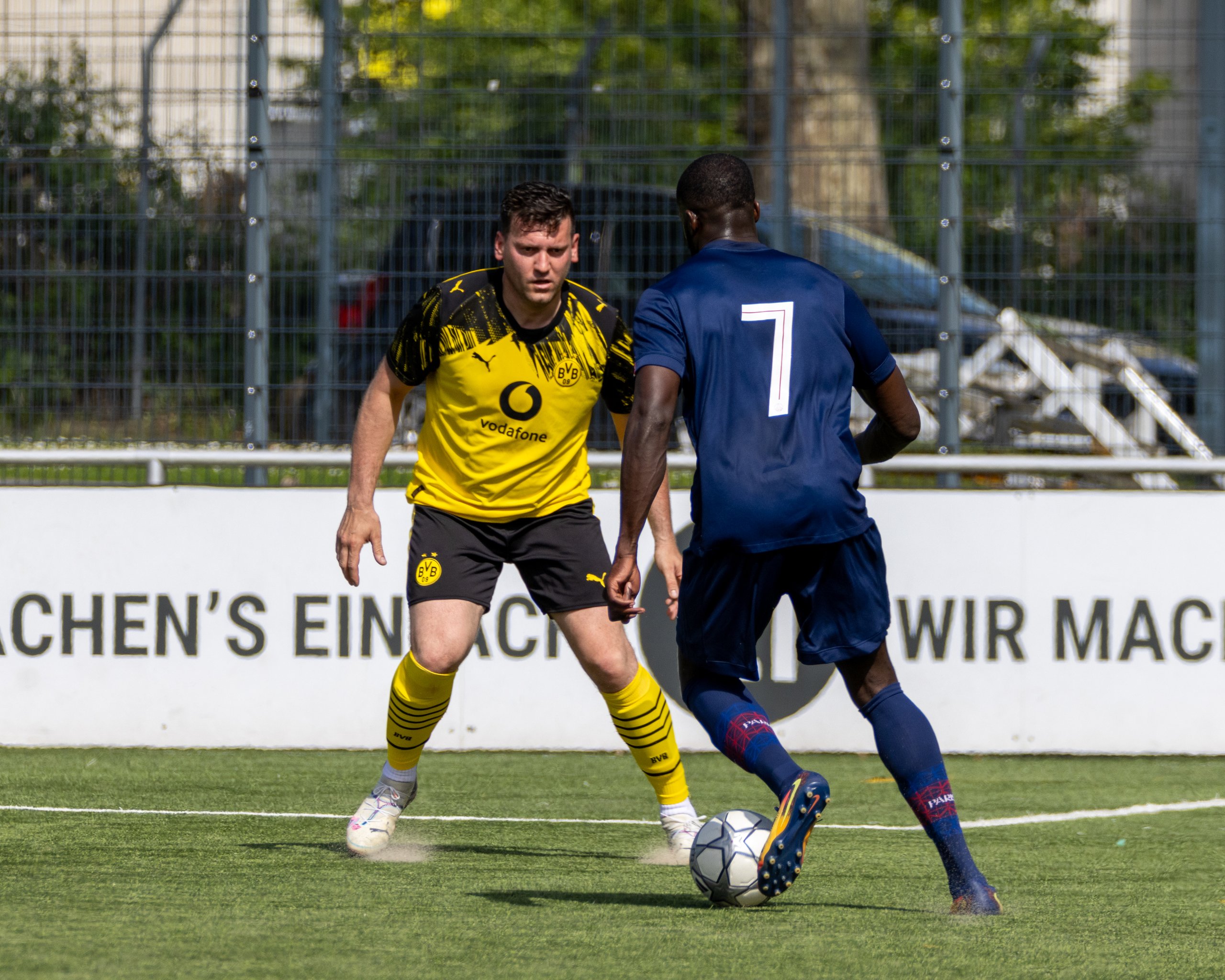 Fußballspieler stehen sich im Zweikampf gegenüber
