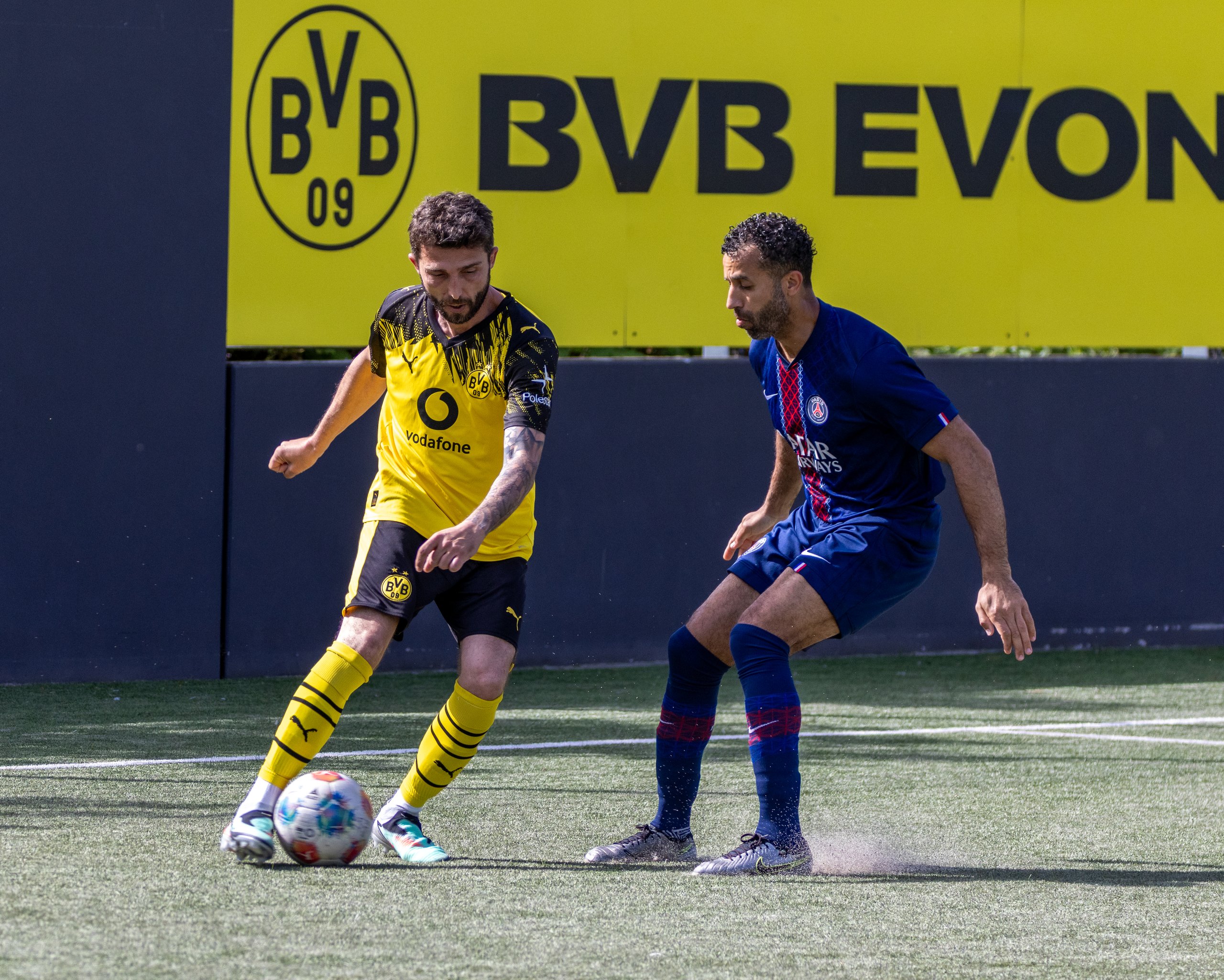 Dynamische Szene während eines Fußballspiels