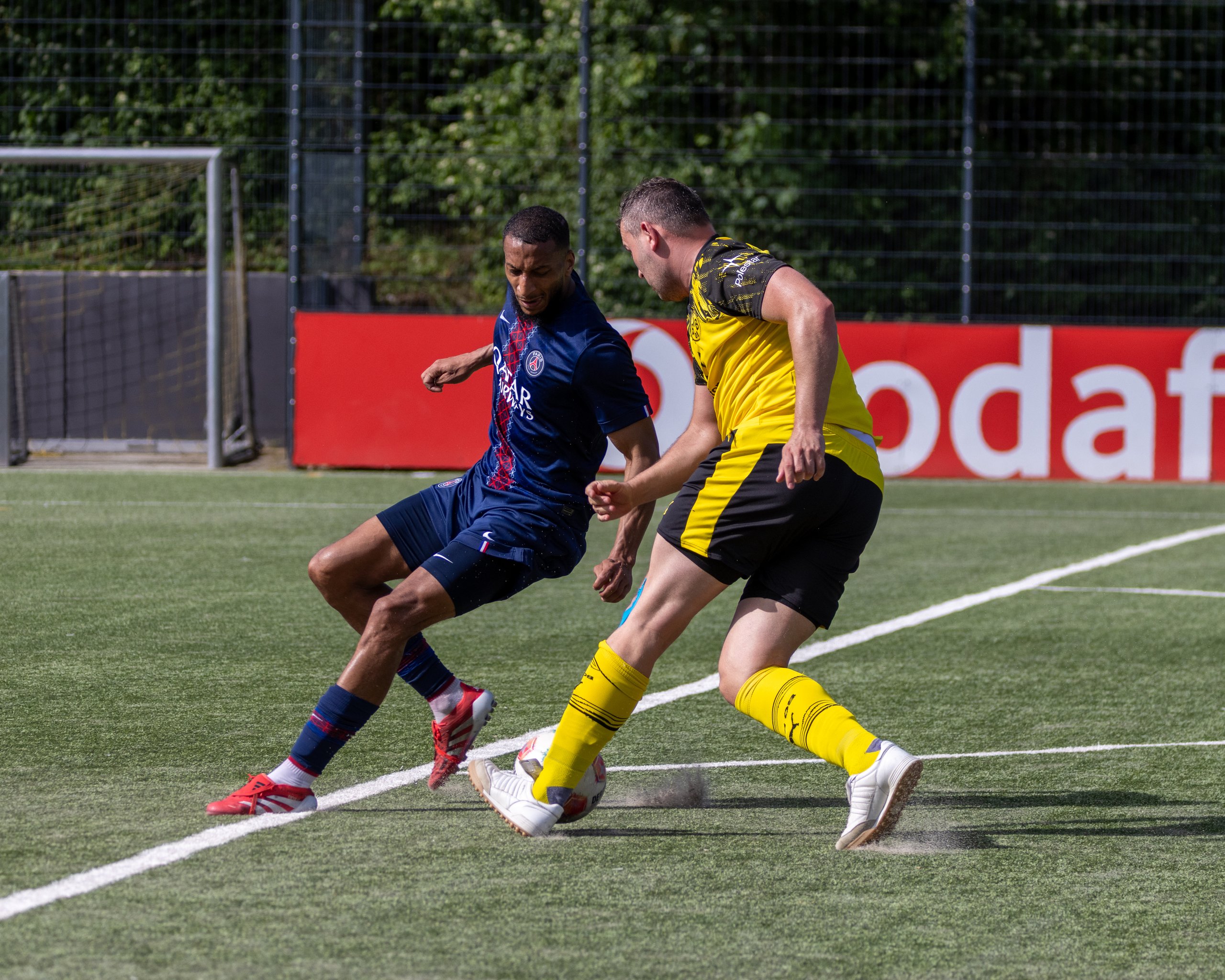 Zwei Fußballspieler kämpfen um den Ball