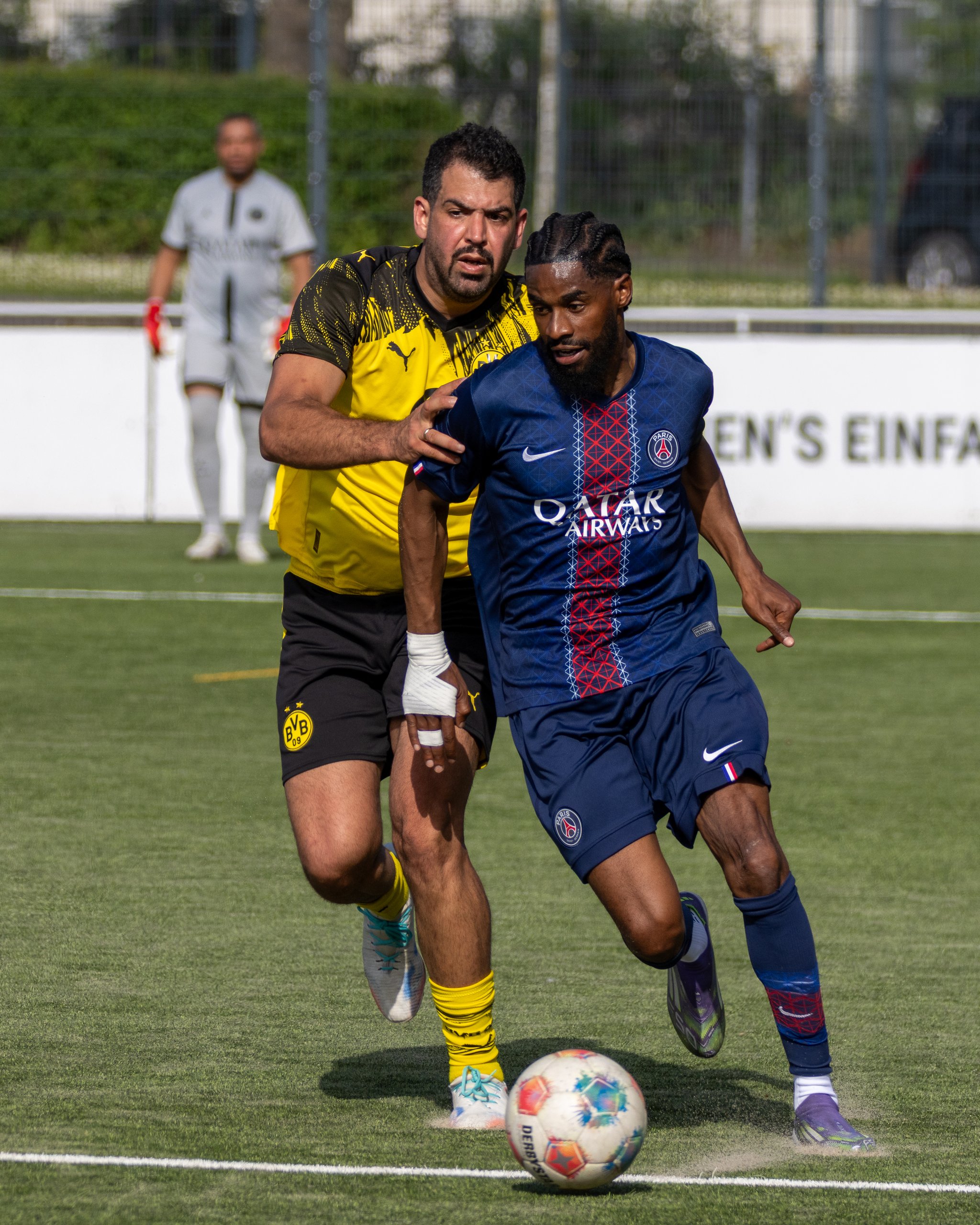 Zwei Fußballspieler im direkten Laufduell