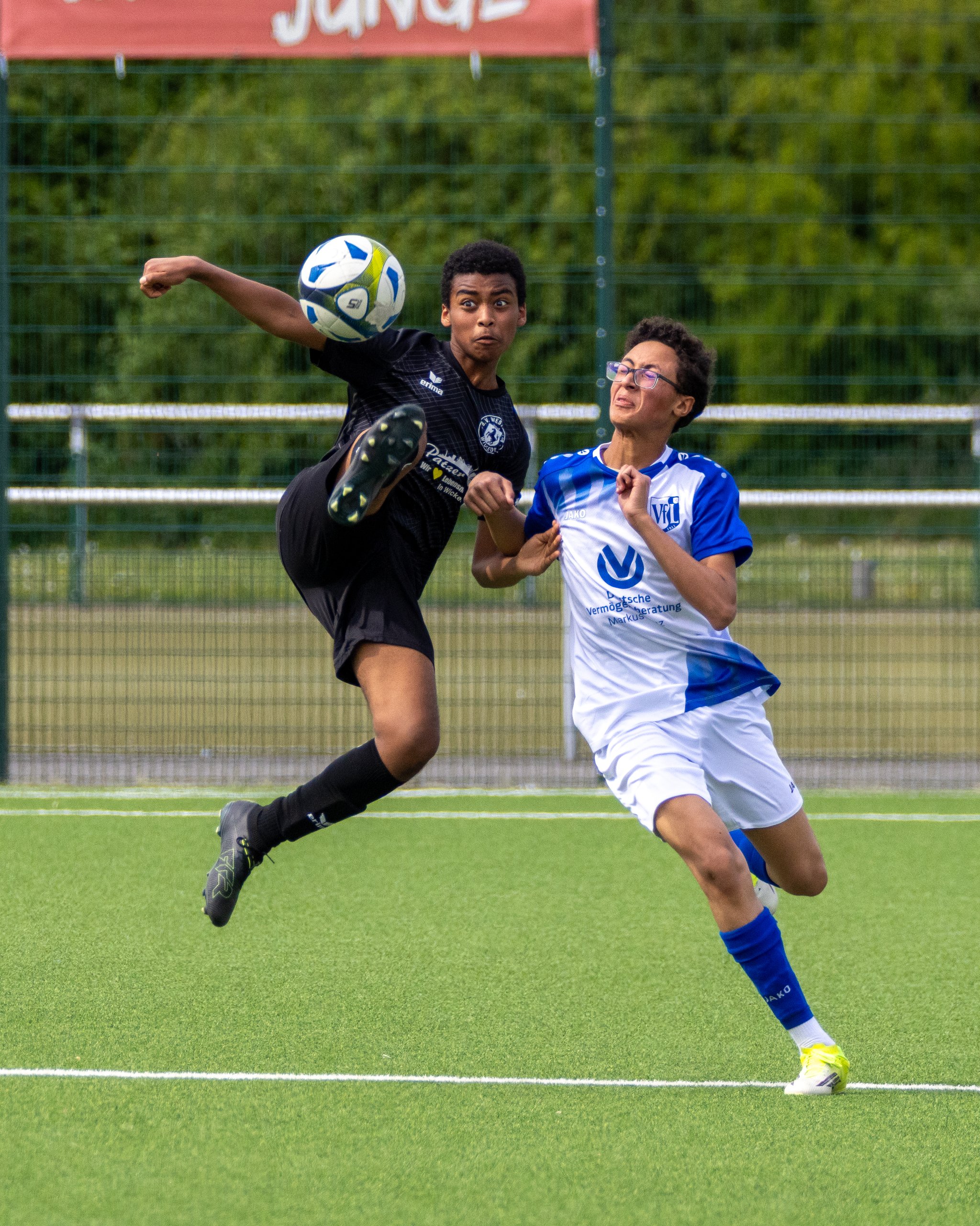 Emotionaler Fußballmoment im Hochformat